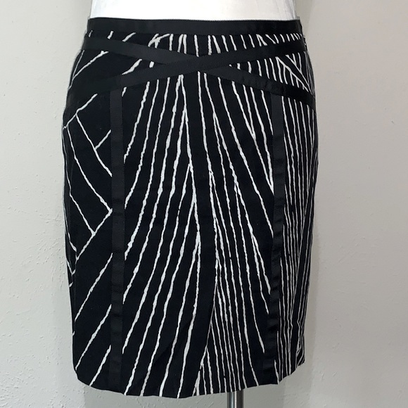 Ann Taylor Geometric Pattern Skirt (Black and White/Off White) Size 4P - Picture 1 of 16